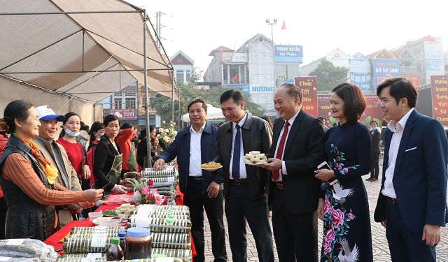 Lãnh đạo UBND huyện uỷ, UBND huyện Hiệp Hoà đi thăm quan các gian hàng, động viên các đội thi tham dự. Ảnh Hồng Nhung