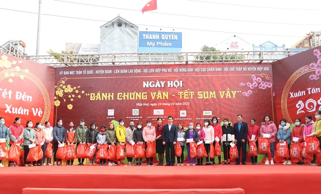Lãnh đạo UBND huyện Hiệp Hoà đã trao quà cho 245 hộ nghèo trong huyện.