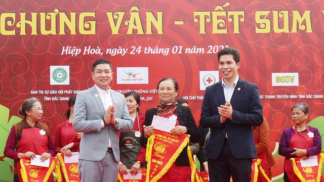 Chủ tịch UBND huyện Hiệp Hoà (bên phải) trao tặng giải thưởng cho các đội thi tại ngày hội bánh chưng Vân - Tết sum vầy.