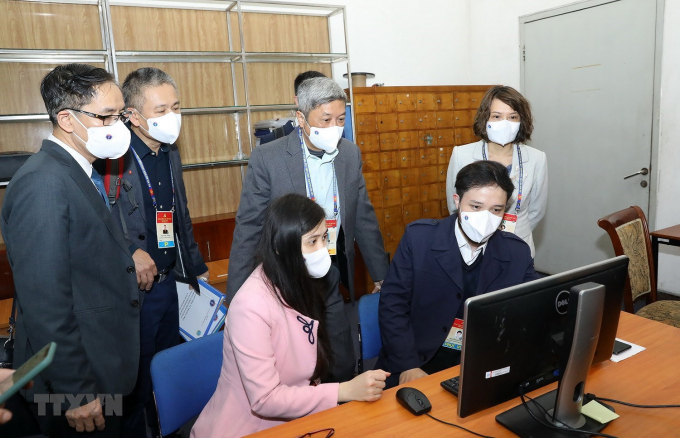 Thứ trưởng Bộ Y tế Nguyễn Trường Sơn cùng đoàn công tác kiểm tra các phương án y tế để đảm bảo Đại hội lần thứ XIII của Đảng tại Trung tâm Hội nghị Quốc gia. (Ảnh: TTXVN)