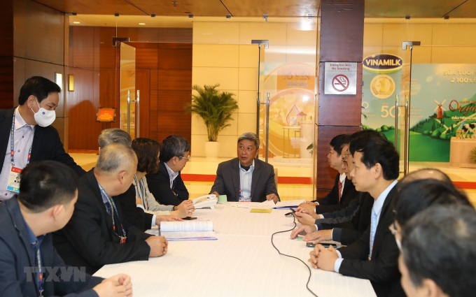 Thứ trưởng Bộ Y tế Nguyễn Trường Sơn cùng đoàn công tác họp triển khai các phương án sau khi đi kiểm tra công tác y tế phục vụ Đại hội tại Trung tâm Hội nghị Quốc gia. (Ảnh: TTXVN)