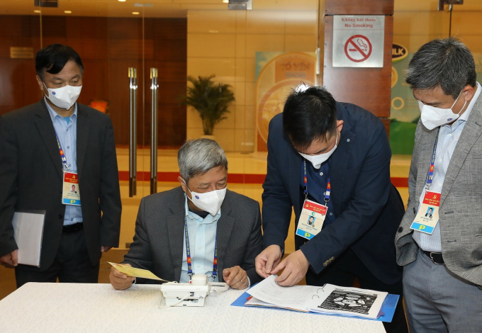 Thứ trưởng Bộ Y tế Nguyễn Trường Sơn cùng đoàn công tác kiểm tra các phương án y tế phục vụ Đại hội, tại Trung tâm Hội nghị Quốc gia. (Ảnh: TTXVN)