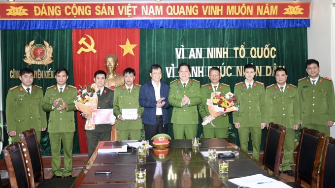 Đại tá Bùi Trung Thành, Phó Giám đốc Công an TP tặng hoa, khen thưởng Công an huyện Kiến Thụy về thành tích đấu tranh với nhóm đối tượng “buôn bán hàng cấm.