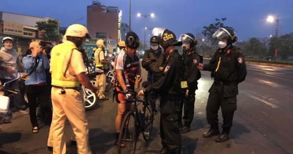TP. HCM: CSGT ra quân xử phạt những “tay đua bán chuyên” trên đại lộ Phạm Văn Đồng