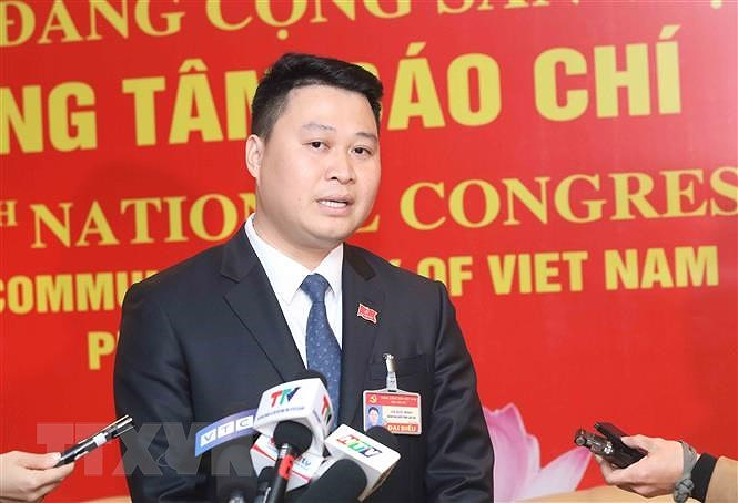 Đại biểu Hà Đức Minh (đoàn Đảng bộ tỉnh Lào Cai), đại biểu trẻ tuổi nhất Đại hội, trả lời phỏng vấn. (Nguồn: TTXVN)
