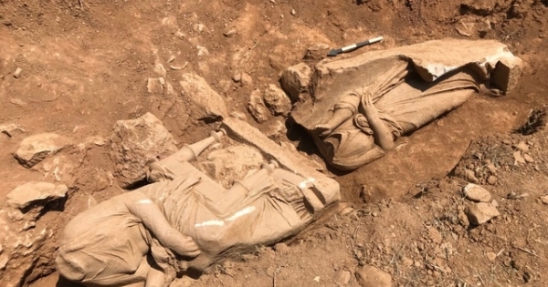 Phát hiện tượng mất đầu bằng cẩm thạch trắng hơn 2.300 năm trong mộ cổ