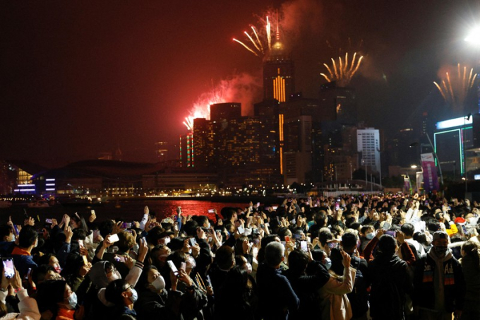 Pháo hoa nổ trên tòa nhà chọc trời để chúc mừng năm mới ở Hong Kong, Trung Quốc ngày 1/1/2022. Ảnh: Reuters