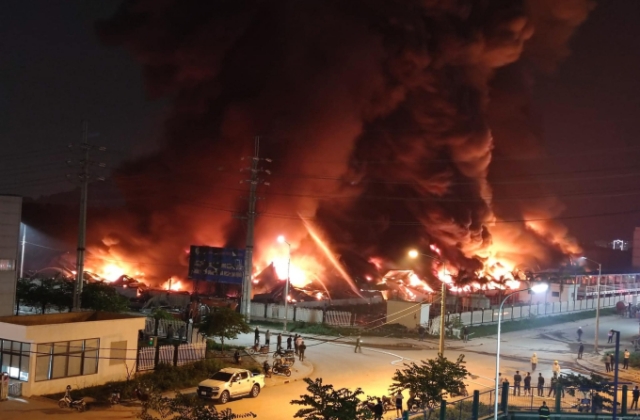 Cháy dữ dội tại một công ty sản xuất sàn nhựa trong KCN ở Bắc Giang