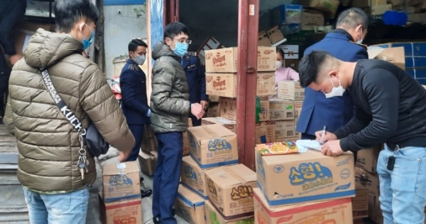 500kg bánh kẹo, nước giải khát phục vụ dịp tết Nguyên Đán bị tạm giữ tại Nam Định