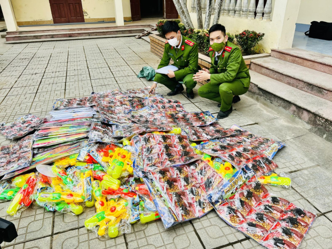Số đồ chơi nguy hiểm tại cơ sở của Nguyễn Thị Thương.