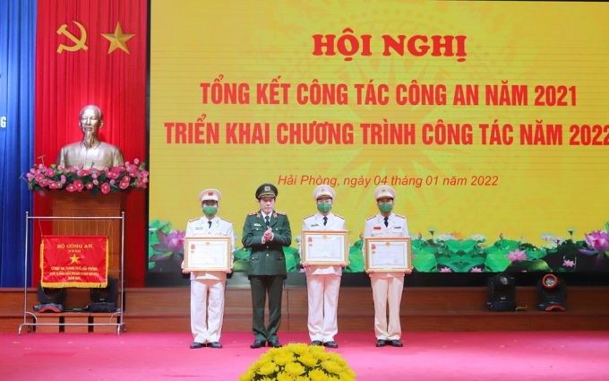 Thứ trưởng Bộ Công an Lương Tam Quang thừa ủy quyền trao tặng Huân chương Chiến công của Chủ tịch nước cho các tập thể và cá nhân.
