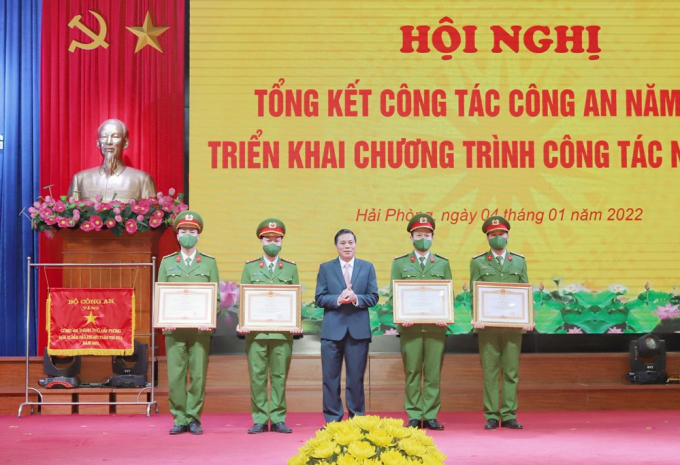 Chủ tịch UBND thành phố Nguyễn Văn Tùng thừa ủy quyền trao tặng Bằng khen của Thủ tướng Chính phủ cho các cá nhân.