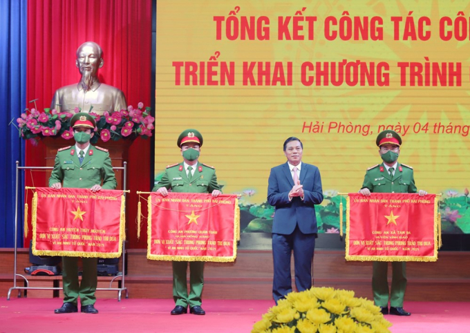 Chủ tịch UBND TP  Nguyễn Văn Tùng trao tặng Cờ thi đua của UBND TP cho các tập thể.
