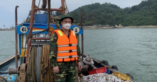 Truy bắt tàu giã cào khai thác tận diệt thủy sản trên vùng biển Hà Tĩnh