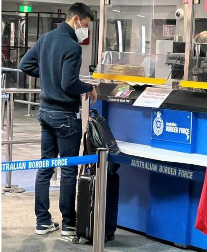 Novak Djokovic làm thủ tục nhập cảnh ở sân bay tị Melbourne. Ảnh: Reuters