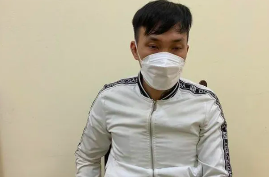 Nghi phạm giết người trốn ra nước ngoài vừa trở về Hà Nội thì bị bắt
