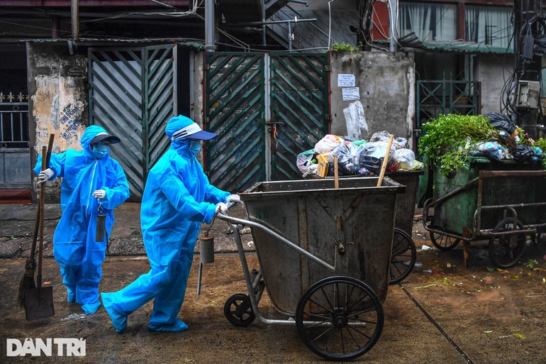 Thu gom rác thải ở Hà Nội (Ảnh minh họa: Mạnh Quân).
