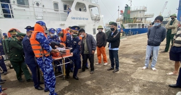 Cấp cứu 5 thuyền viên Nghệ An gặp nạn trên biển
