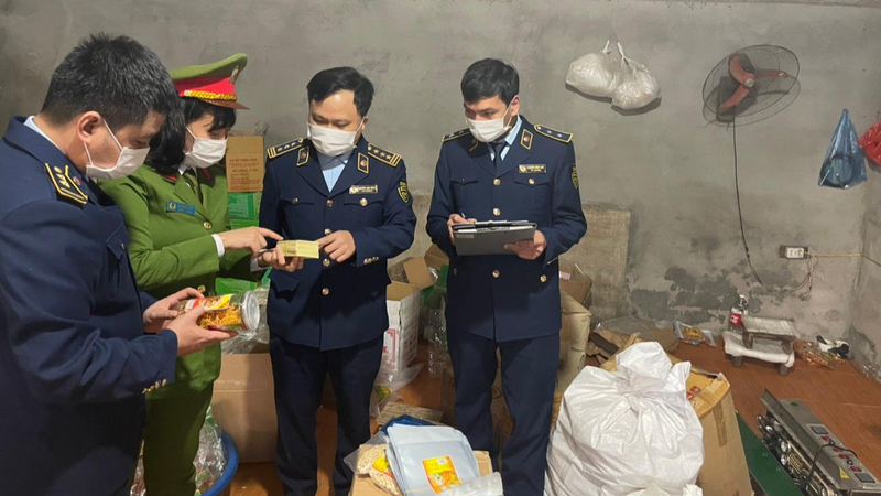 Lực lượng chức năng tiến hành kiểm tra hàng hóa tại cơ sở kinh doanh (thôn Quý, phường Đông Lĩnh, thành phố Thanh Hóa, tỉnh Thanh Hóa).