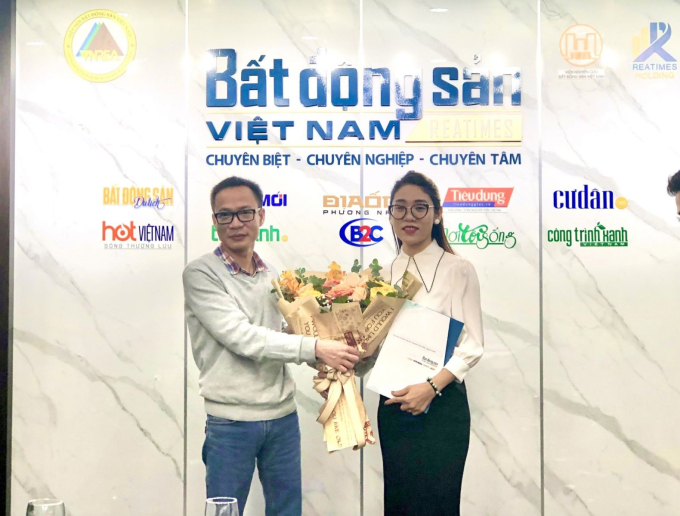Tổng Biên tập Tạp chí điện tử Bất động sản Việt Nam trao quyết định bổ nhiệm chức vụ Giám đốc Trung tâm Truyền thông cho bà Nguyễn Thị Hải