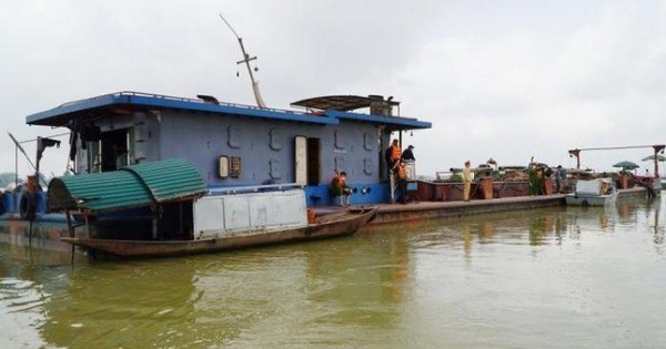 Chế tàu "khủng" khai thác cát trái phép trên sông Lam