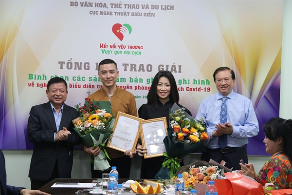 Thứ trưởng Tạ Quang Đông và Chủ tịch Liên hiệp VHNT Việt Nam Đỗ Hồng Quân trao giải Nhất cuộc Bình chọn các sản phẩm ghi âm, ghi hình về nghệ thuật biểu diễn tuyên truyền phòng, chống Covid-19.