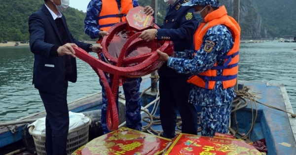 Quảng Ninh: Phát hiện và thu giữ gần 300kg pháo nổ trái phép trên biển