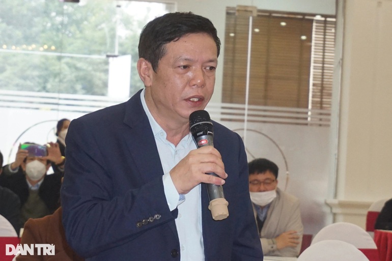 Ông Trần Minh Tuệ - Phó Giám đốc Sở Y tế Nghệ An thông tin về các quy định phòng, chống dịch Covid-19 đối với người dân xa quê về ăn Tết (Ảnh: Hoàng Lam).