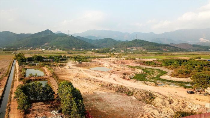 Công trường khai thác đất sét trái phép tại xã Bình Khê được chụp ngày 16/12/2019. Ảnh: Hoàng Dương