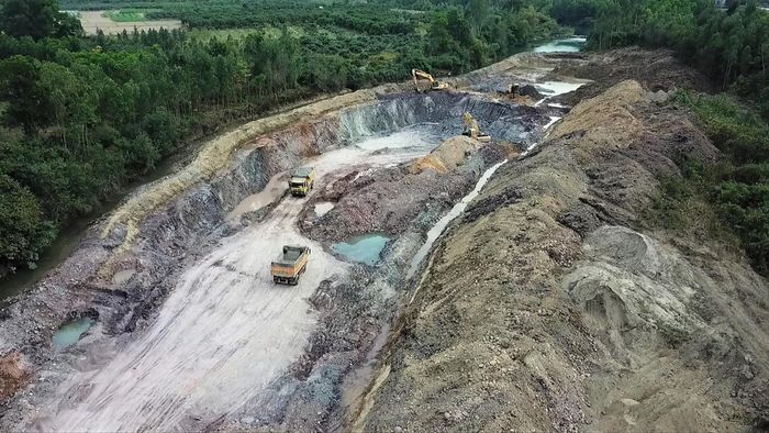 “Sét tặc” lật tung con suối ở Quán Vuông để khai thác đất sét trái phép nhưng UBND thị xã Đông Triều cho rằng chỉ là ao chứa nước của người dân (ảnh chụp ngày 6/1/2022).