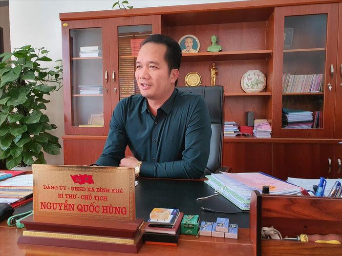 Ông Nguyễn Quốc Hùng, Bí thư, Chủ tịch UBND xã Bình Khê trong một lần hiếm hoi làm việc với phóng viên trong vụ “sét tặc” cuối năm 2019. Ảnh: Hoàng Dương