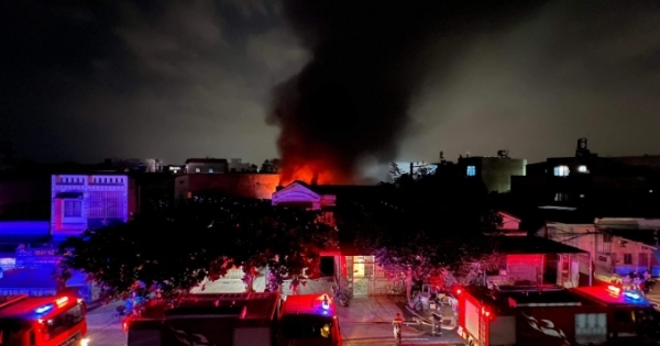Bình Dương: Cháy lớn tại cửa hàng linh kiện điện thoại, người dân hoảng loạn trong đêm