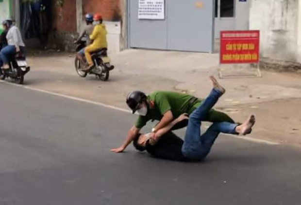 Video: Công an khống chế, bắt giữ người đàn ông chống người thi hành công vụ