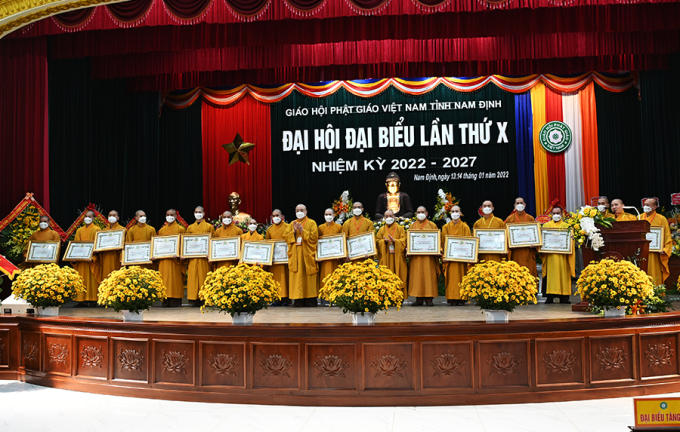Trao tặng Bằng tuyên dương công đức cho 20 cá nhân tình nguyện viên chống dịch Covid tại  Tp. Hồ Chí Minh và tỉnh Long An.