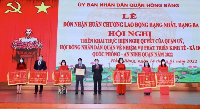 Bí thư Quận uỷ Hồng Bàng Lê Ngọc Trữ trao Cờ thi đua của Chính phủ, của thành phố cho các đơn vị xuất sắc trên địa bàn quận.