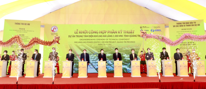 Ông Đỗ Quang Hiển, Chủ tịch HĐQT kiêm Tổng Giám đốc T&amp;amp;T Group cùng các đại biểu bấm nút khởi công dự án Trung tâm điện khí LNG Hải Lăng.
