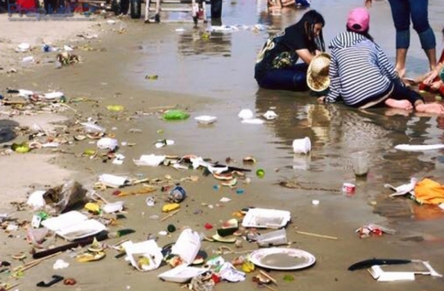 Biển Quất Lâm (Nam Định): Du khách thản nhiên vui chơi cùng vô vàn rác bẩn