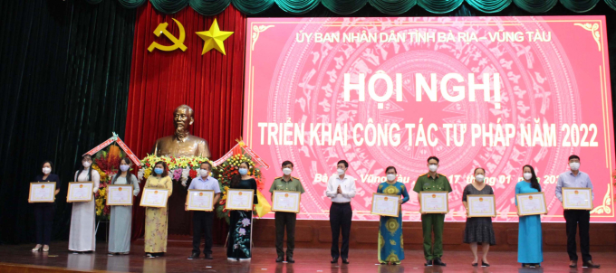 Tặng Bằng khen của Chủ tịch UBND tỉnh Bà Rịa – Vũng Tàu cho 12 tập thể đã có thành tích xuất sắc.