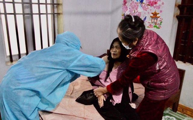 Quảng Ninh: Tiêm vaccine phòng Covid -19 tại nhà cho người già yếu và có bệnh nền