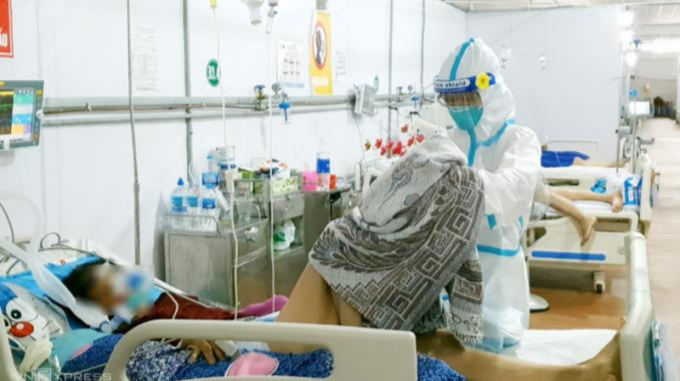 Nhân viên y tế chăm sóc bệnh nhân Covid-19 nặng tại Bệnh viện dã chiến đa tầng Tân Bình, ngày 31/12/2021. (Ảnh: VNExpress)