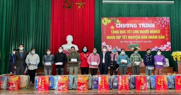 Lãnh đạo tỉnh Hòa Bình tặng quà Tết cho người nghèo trên địa bàn