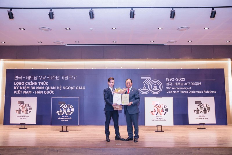 Đại sứ Hàn Quốc Park Noh-wan trao giải cho Ngô Quang Trung, người đạt giải xuất sắc của Cuộc thi thiết kế logo kỷ niệm 30 năm quan hệ ngoại giao Việt Nam - Hàn Quốc.