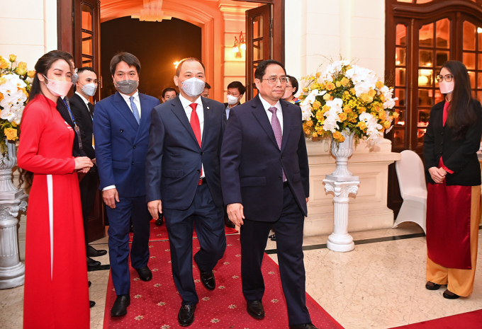 Thủ tướng Phạm Minh Chính (bên phải) và ông Phạm Nhật Vượng, Chủ tịch Vingroup (thứ hai tư phải sang) tiến vào hội trường. Ảnh: Giang Huy