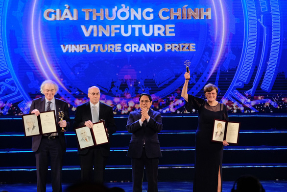 Thủ tướng Phạm Minh Chính trao giải thưởng chính 3 triệu USD cho ba nhà khoa học: Katalin Kariko, Drew Weissman và Pietter Rutter Cullis với công nghệ nghiên cứu vắc xin mRNA - Ảnh: Tuổi trẻ