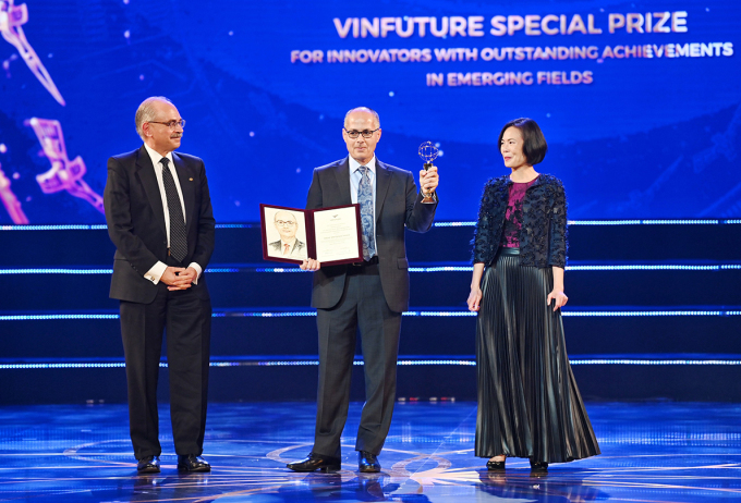 Nhà khoa học Omar M.Yaghi nhận giải Đặc biệt thứ nhất. Ảnh: Giang Huy