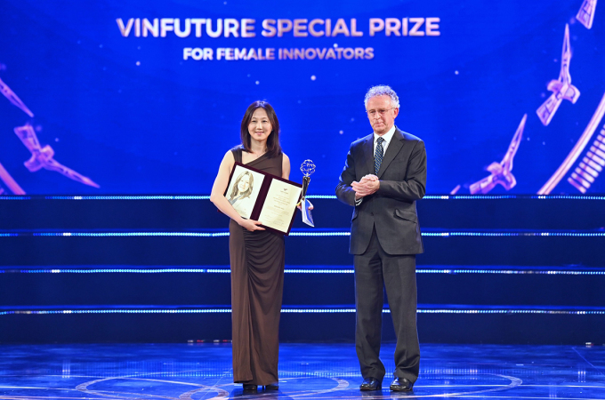 Giáo sư Mỹ gốc Trung Quốc Zhenan Bao nhận giải đặc biệt vinh danh nhà khoa học nữ. Ảnh: Giang Huy