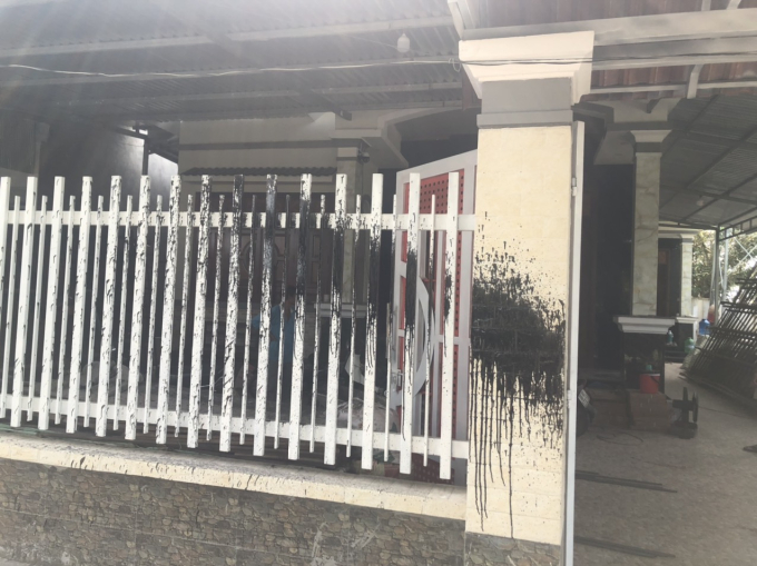 Hình ảnh tạt sơn hàng rào nhà ông Y để khủng bố tinh thần