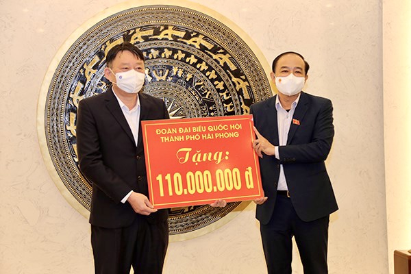 Đoàn ĐBQH TP Hải Phòng đã trao 110.000 triệu đồng cho UBND huyện Thủy Nguyên để trao đến các gia đình chính sách và hộ nghèo trên địa bàn huyện.