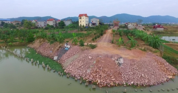 Huyện Yên Dũng cưỡng chế công trình lấn chiếm lòng sông Đê Tả Cầu Ba Tổng