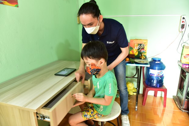 Một chiếc bàn học mới là niềm vui nhỏ cho các em học sinh không may bị mất người thân vì dịch bệnh. (Ảnh: BTC)